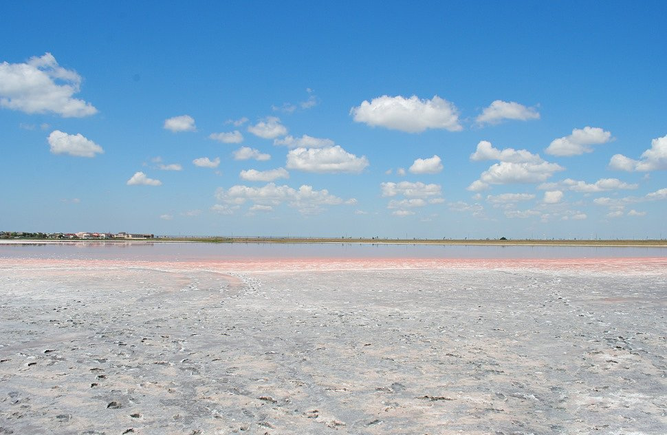 Соленое озеро с грязью в Поповке 