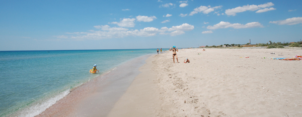 Широкий песчаный пляж в Поповке